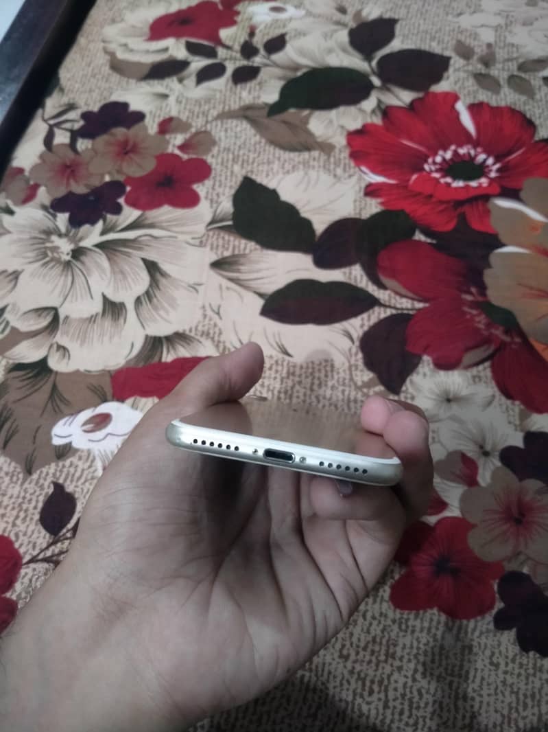 Apple iPhone 7 4