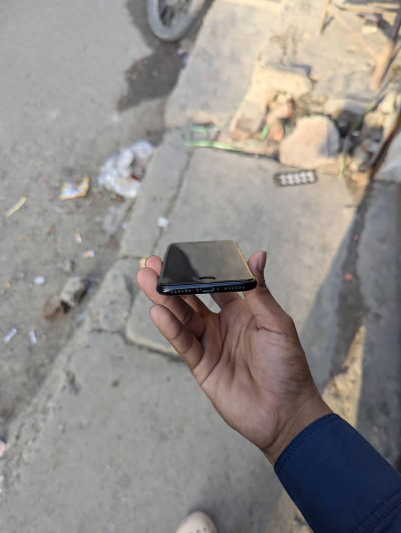 Apple iPhone 7 1