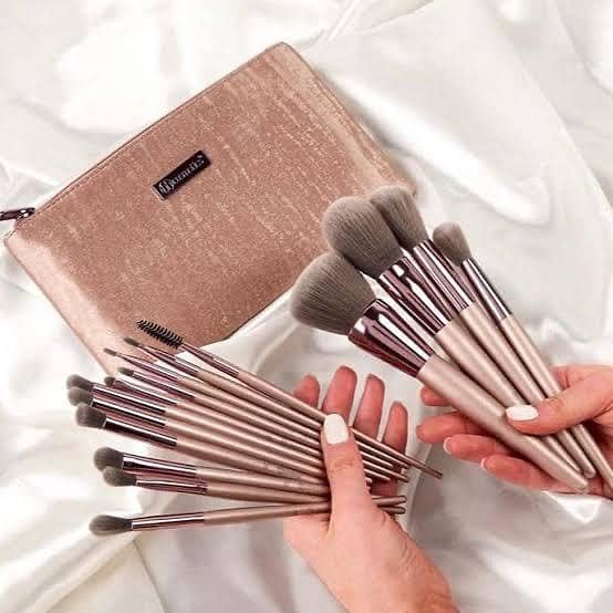 LAVISH 15-Piece Makeup Brush Set - Brush Kit with Synthetic Fibers