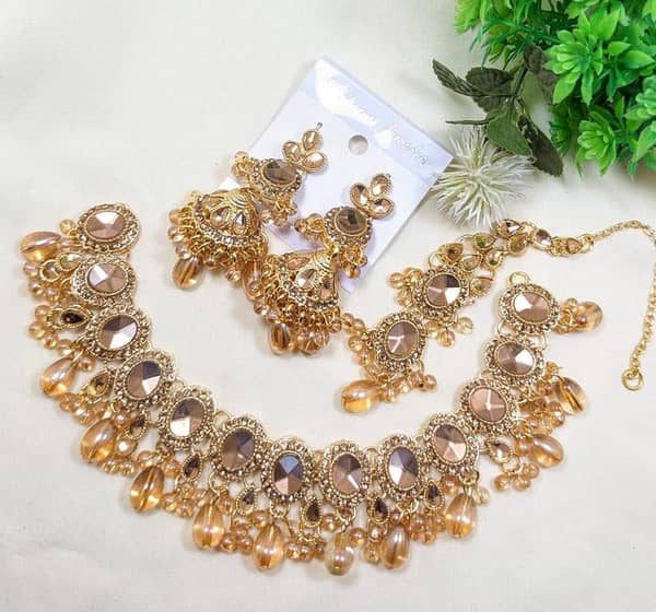 Beautiful Manjoos Necklace Set with Earrings and Tikka