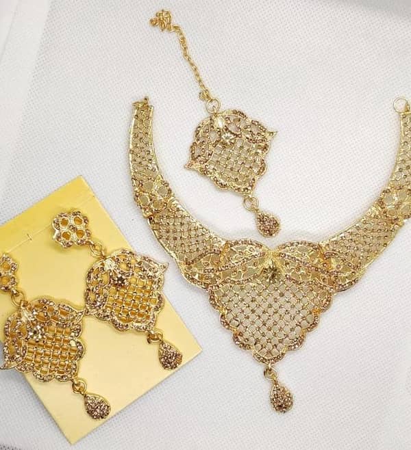 Elegant party jewellery set with earrings and tika for girls and women (golden color)