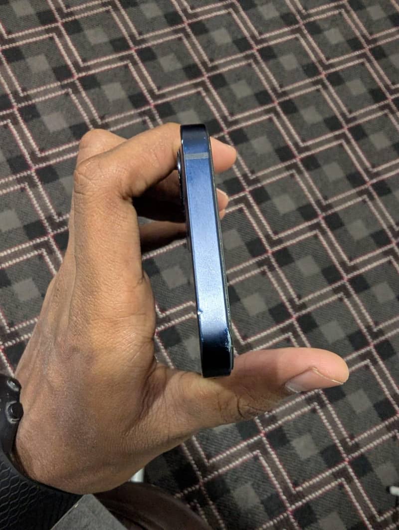 Apple iPhone 12 4