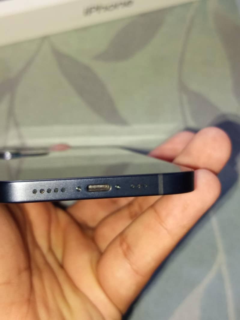 Apple iPhone 12 4