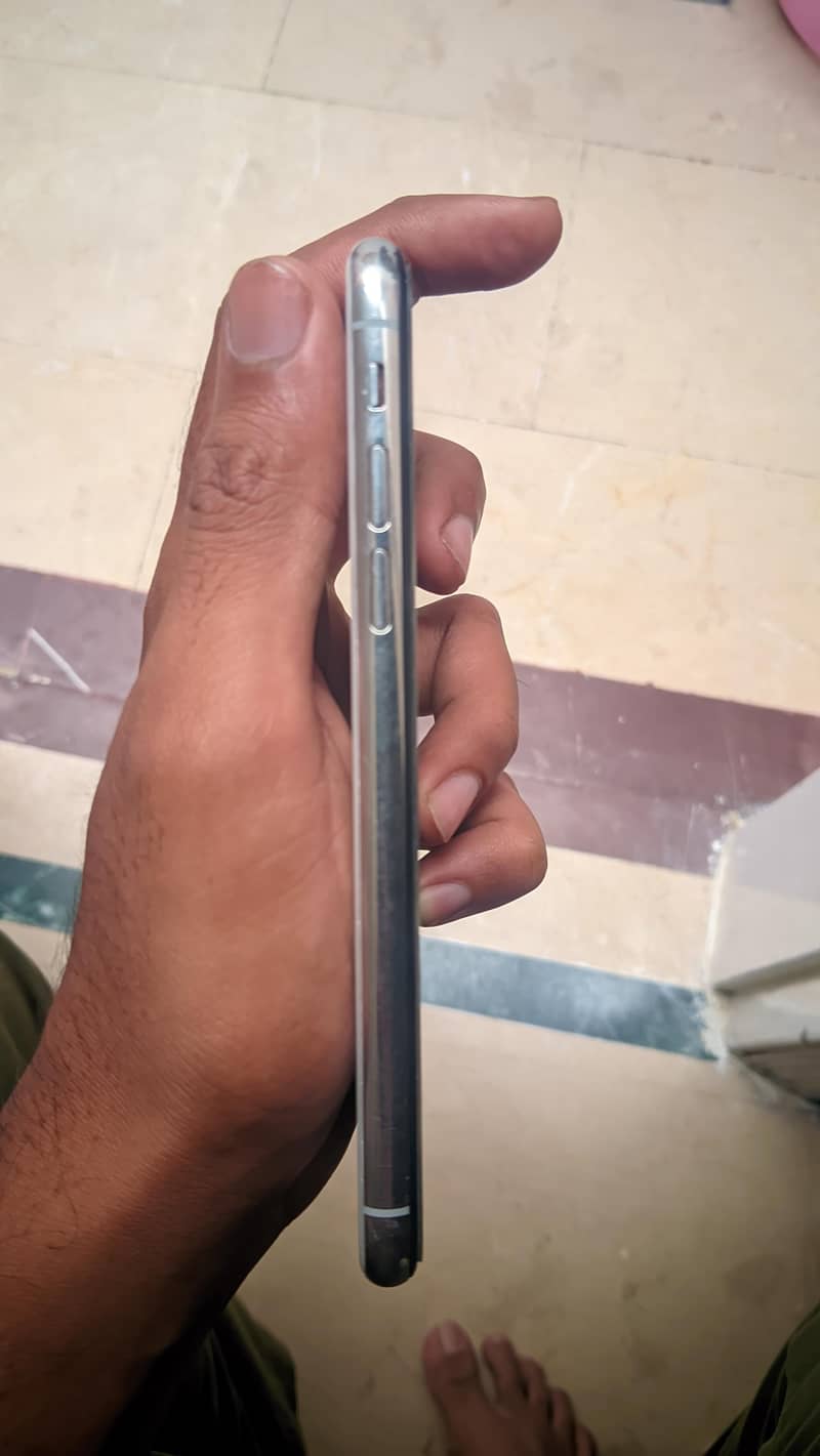 Apple iPhone X 4