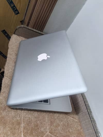 Apple Macbook Pro vore i5 4th 10GB Ram 1000GB hdd