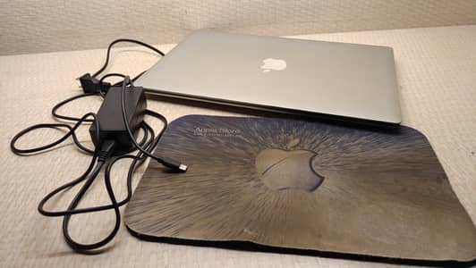NON BRANDED laptop at very low price with a complimentary mouse pad