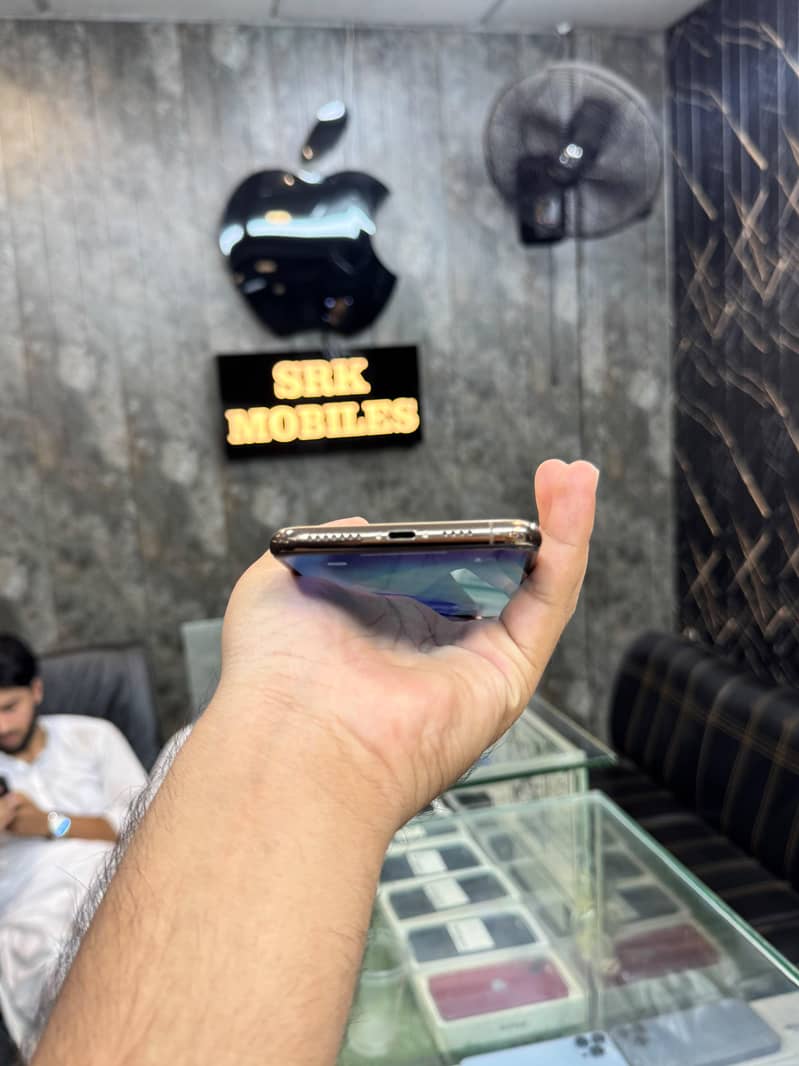 iPhone 11 Pro Max 1