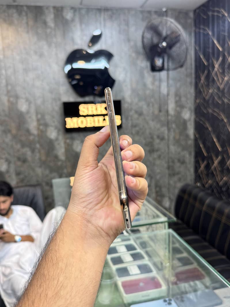 iPhone 11 Pro Max 4