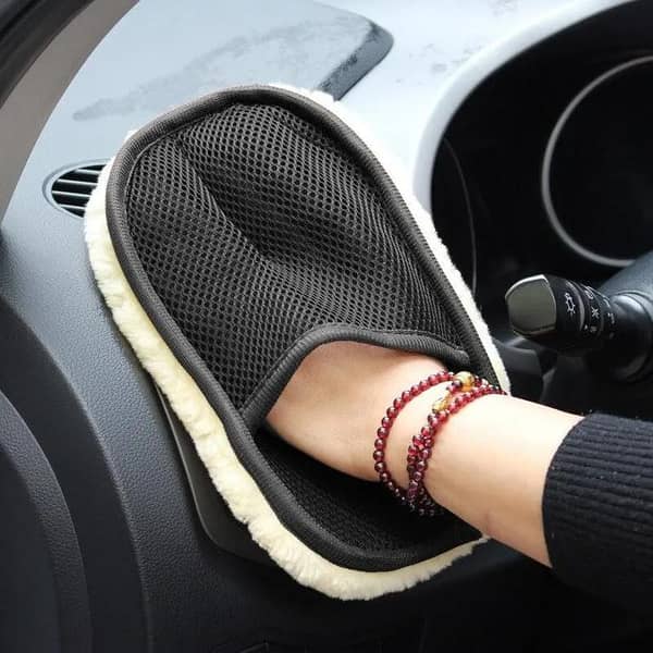 Car Cleaning Woolen Glove by Brand (Model Not Specified)