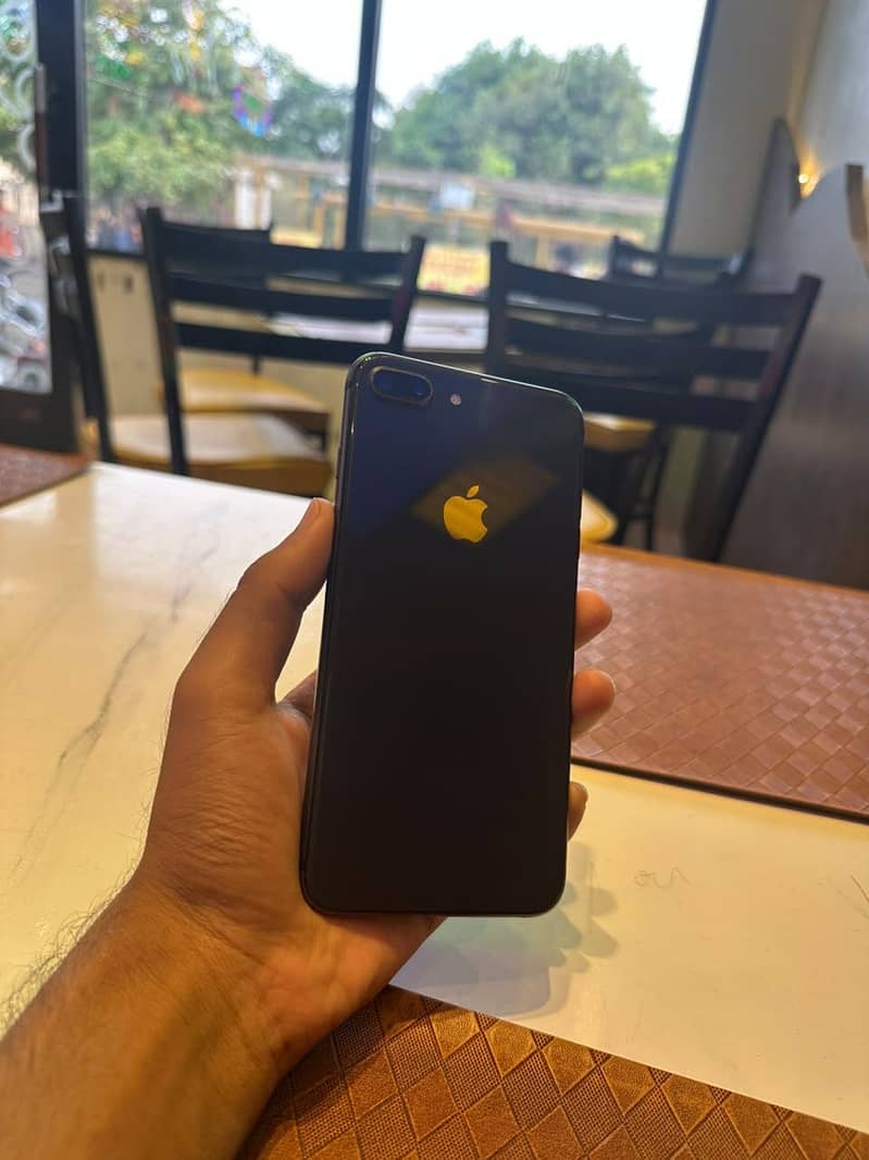 Apple iPhone 8 Plus 3
