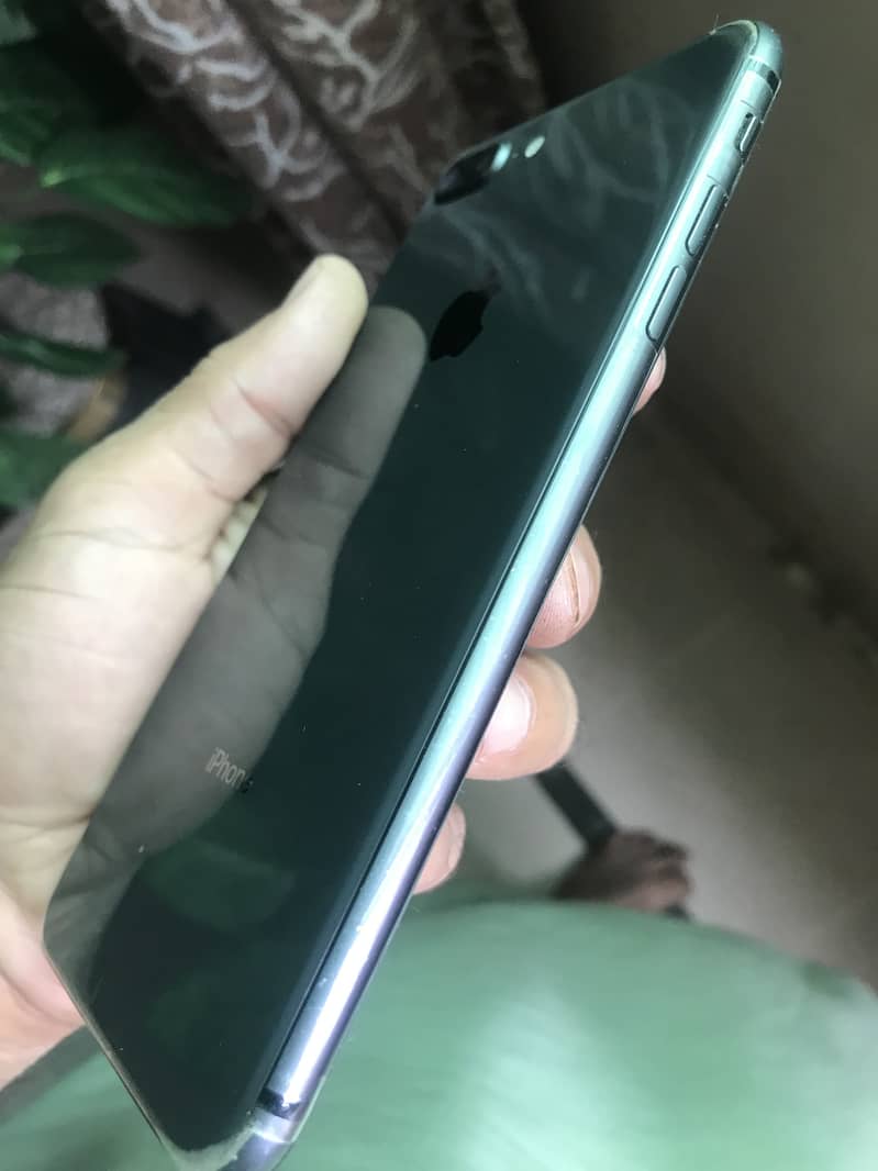 Apple iPhone 8 Plus 3