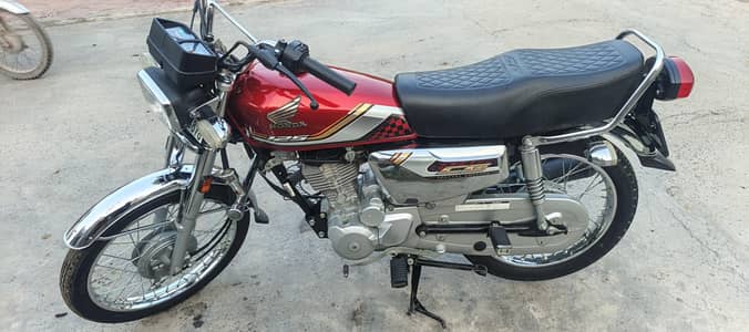 Honda 125 silver special edition red and crome