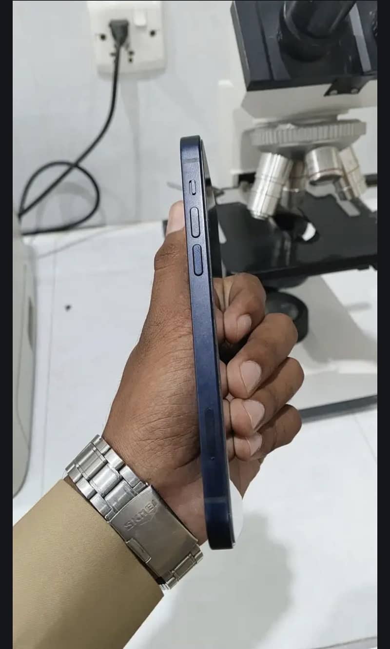 Apple iPhone 12 4
