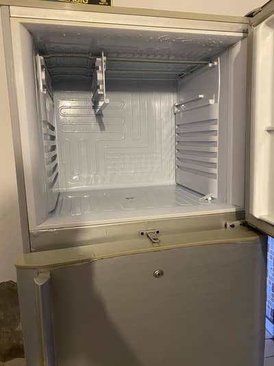 PEL 16 Cubic Feet Refrigerator – Excellent Condition (9/10)