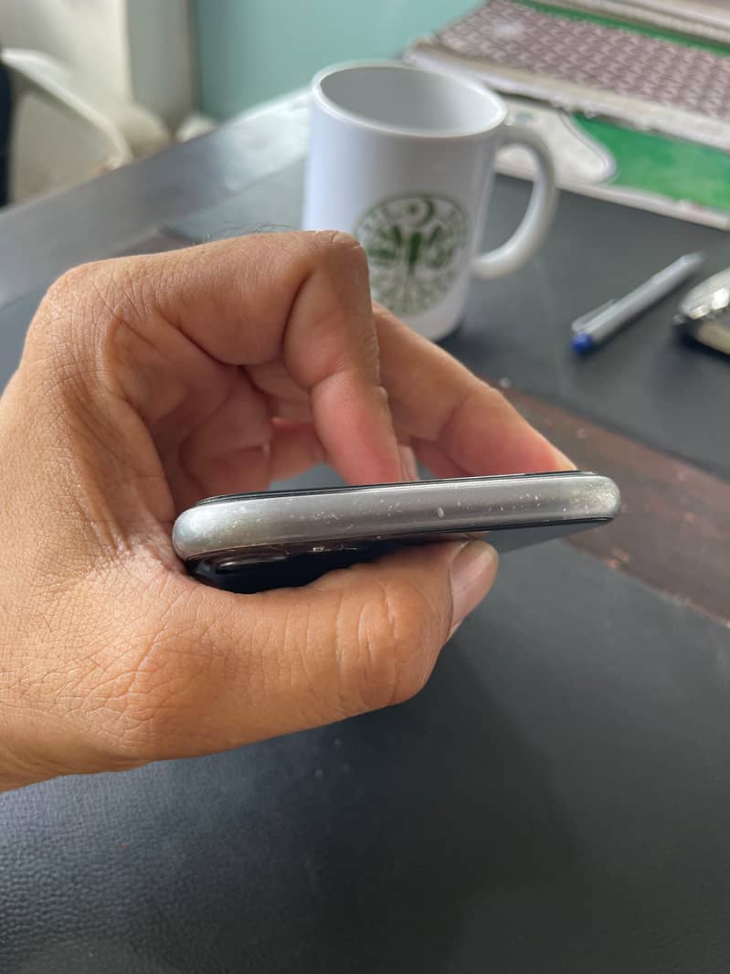 Apple iPhone 11 4
