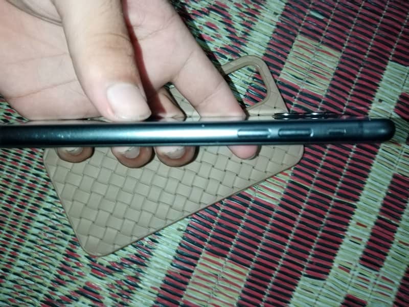 Apple iPhone 11 4