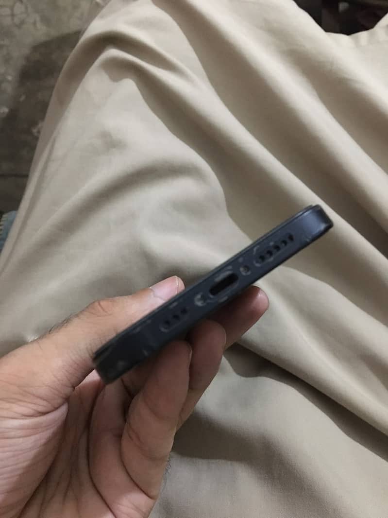 Apple iPhone 12 4