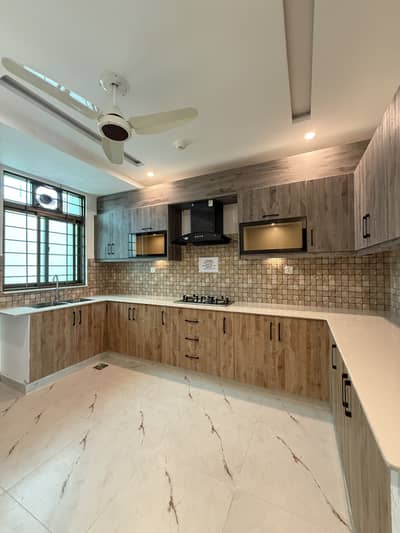 12 MARLA BRAND NEW 4 BEDROOM APARTMENT AVAILABLE FOR RENT