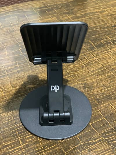 Mobile stand for office tables with metallic base and awesome build