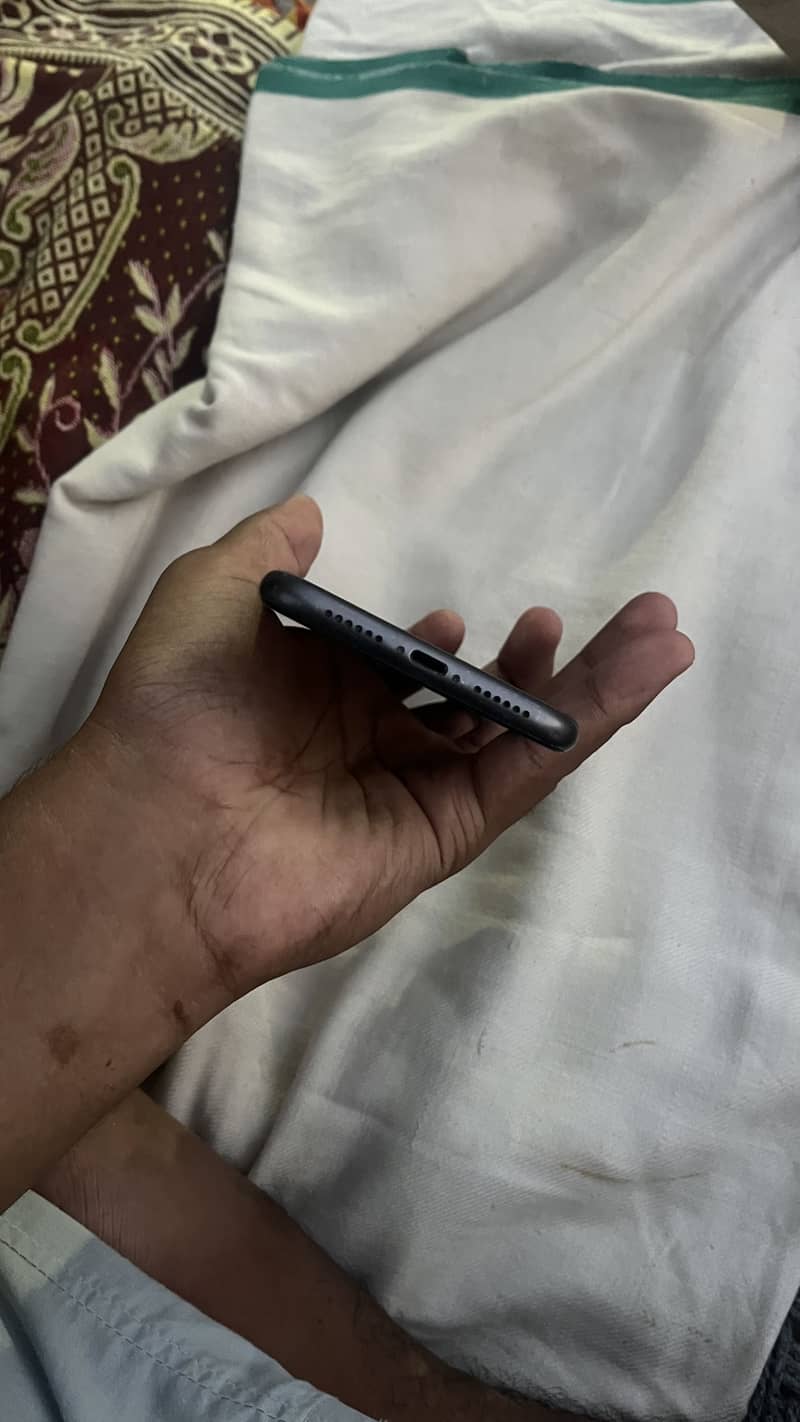 Apple iPhone 11 3