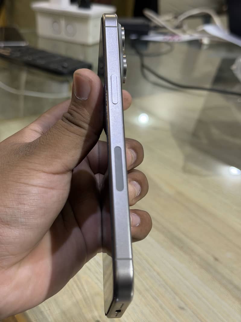Apple iPhone 15 Pro Max 4
