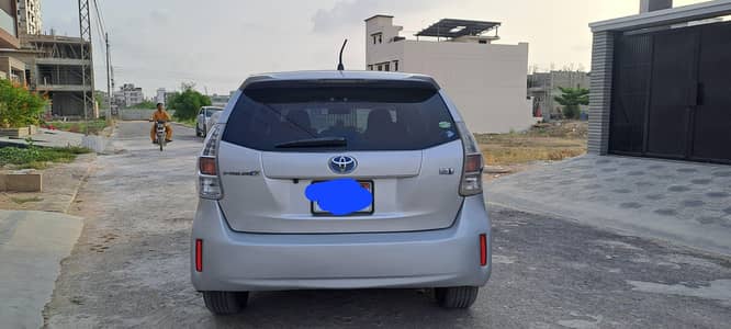Toyota Prius Alpha 2014