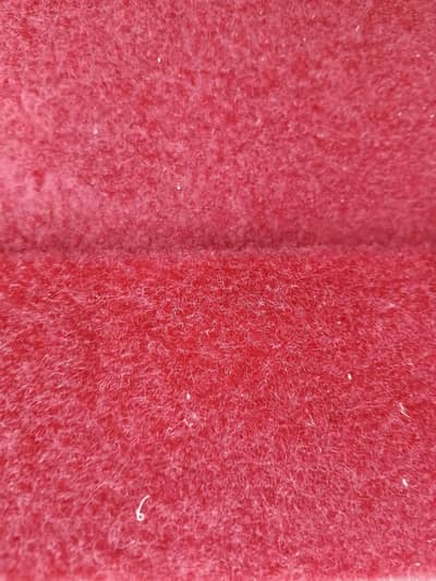 2 carpet hai 1 Maroon multishedh hai  grey colour
