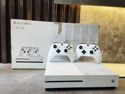 Xbox one S | 4k player With 2 original Controller