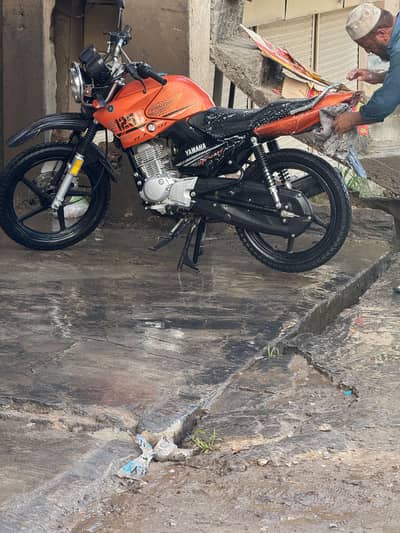bike aik hat paa use houa hi
