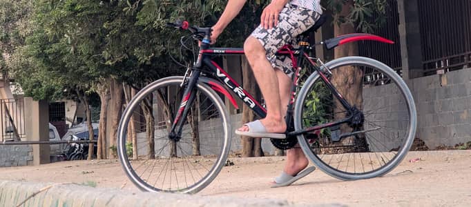 Almunium frame light weight racing cycle. 700c thin tyres