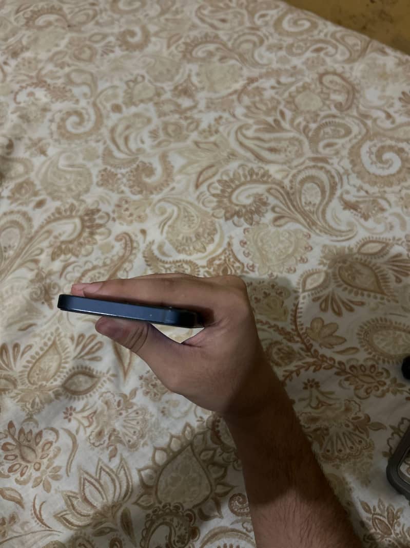 Apple iPhone 12 4