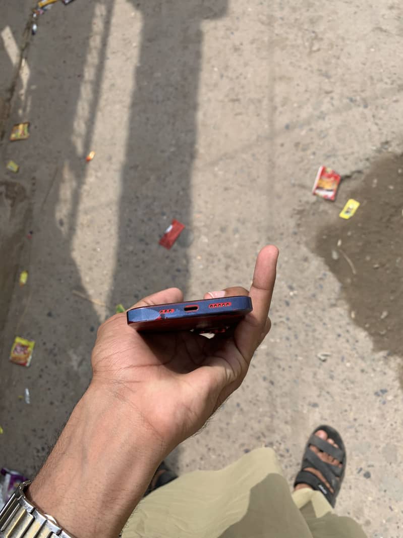 Apple iPhone 13 8