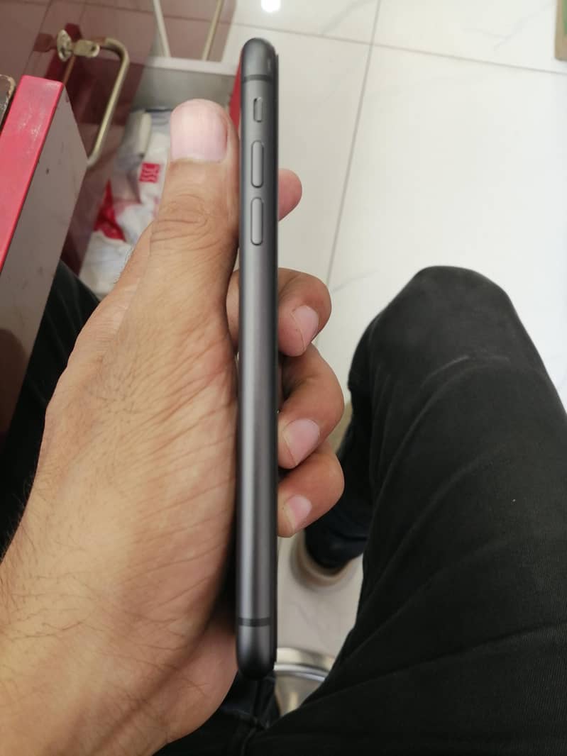 Apple iPhone 11 4