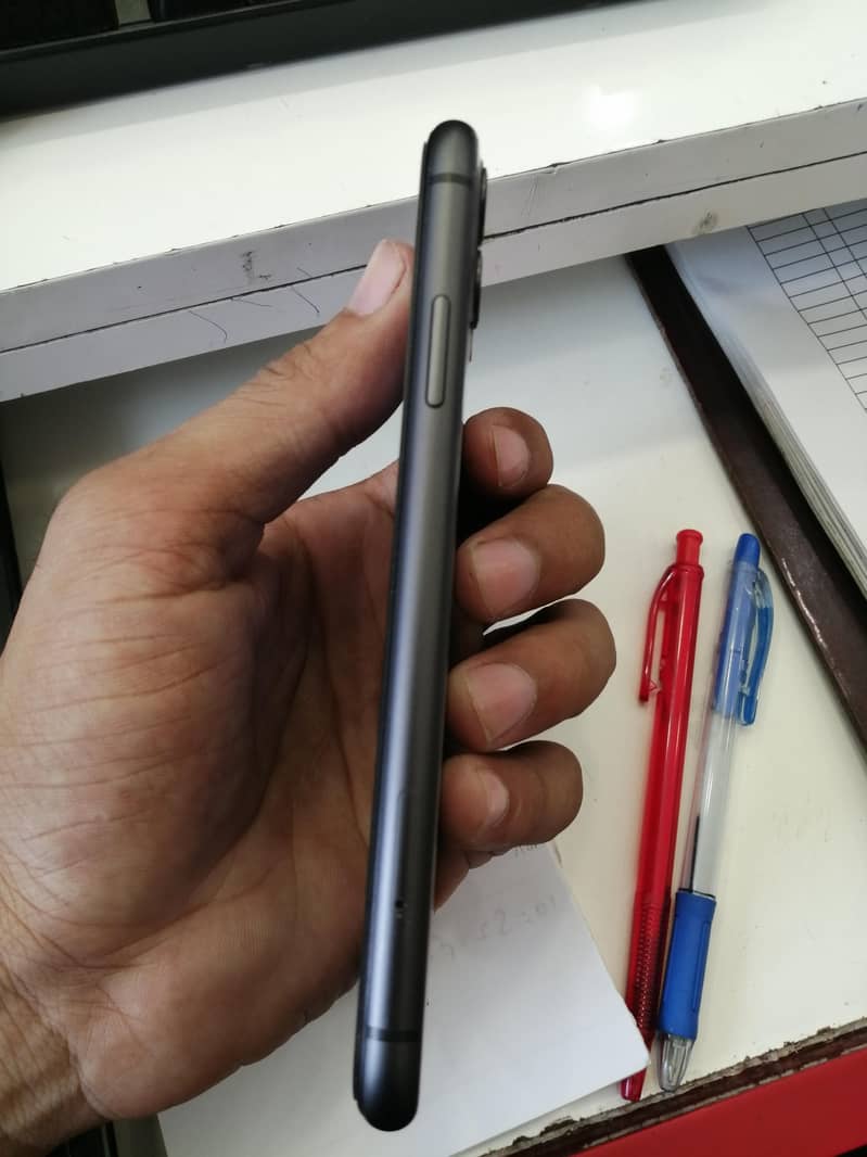 Apple iPhone 11 7