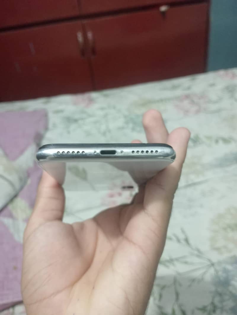 Apple iPhone X 4