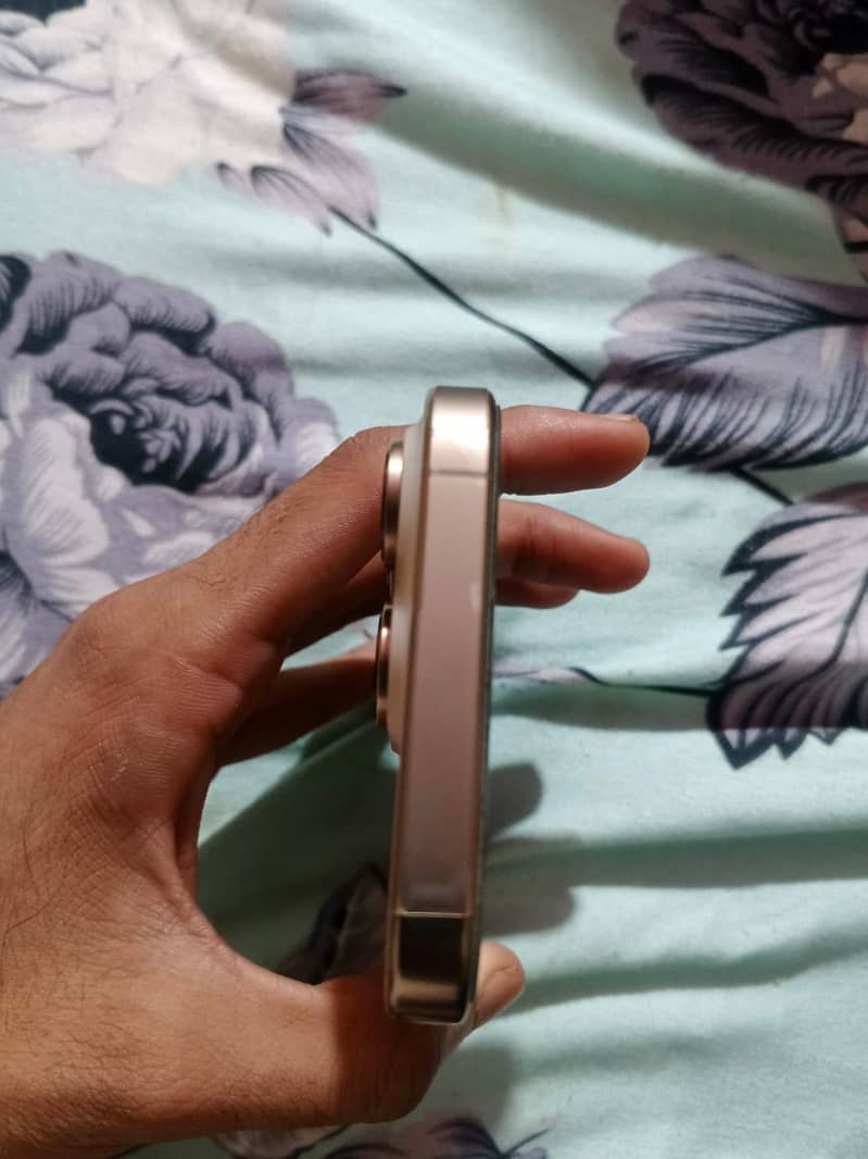 iPhone 16 pro 4