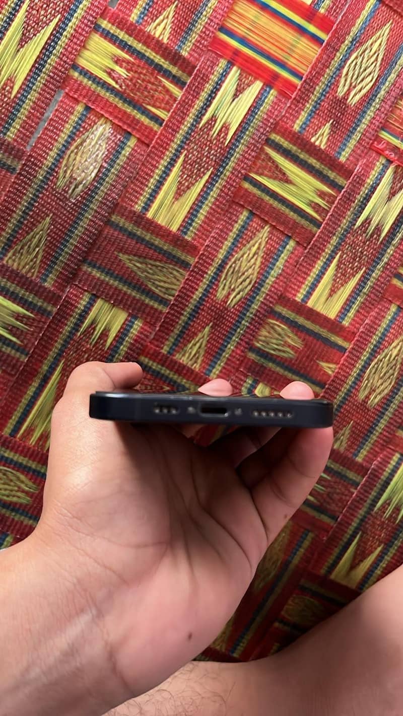 Apple iPhone 12 4