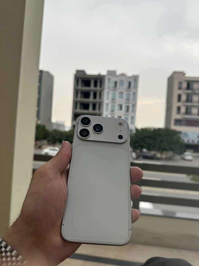 Apple iPhone 17 Pro Max 1
