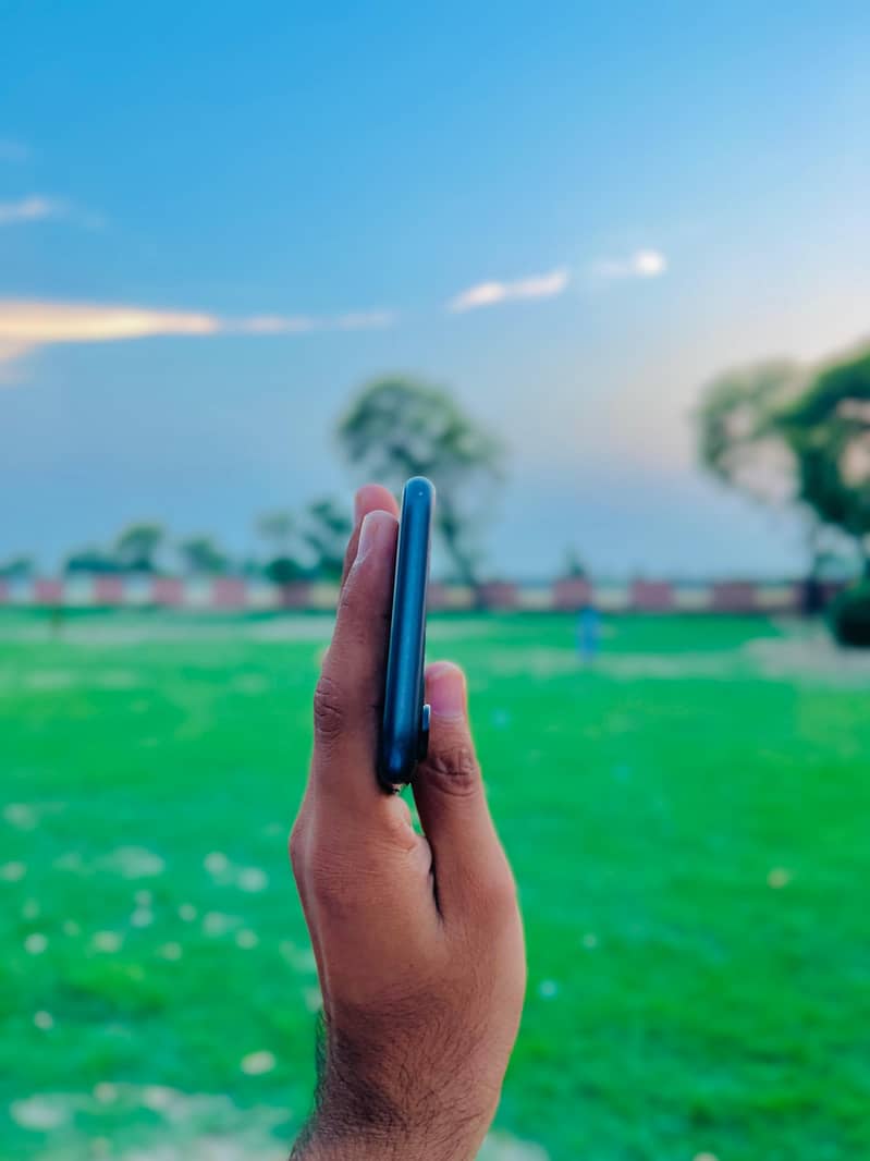 Apple iPhone 11 4