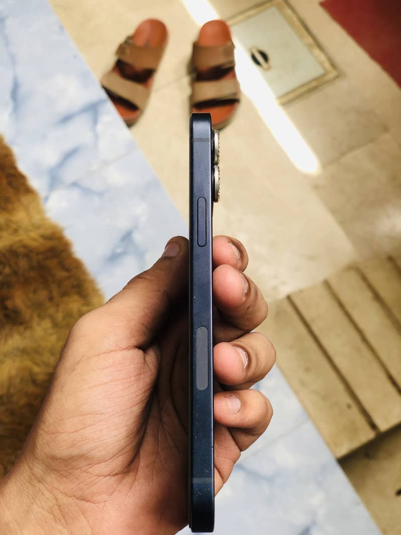 Apple iPhone 12 4