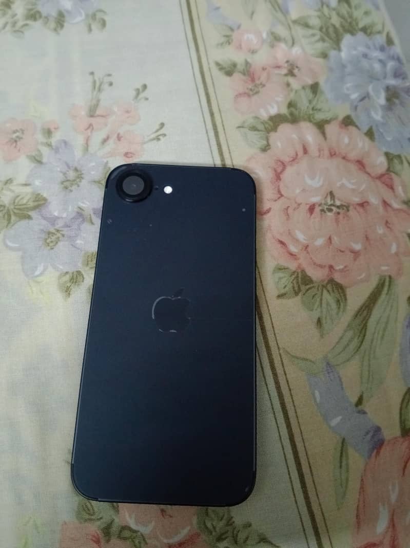 Apple iPhone 16e 1