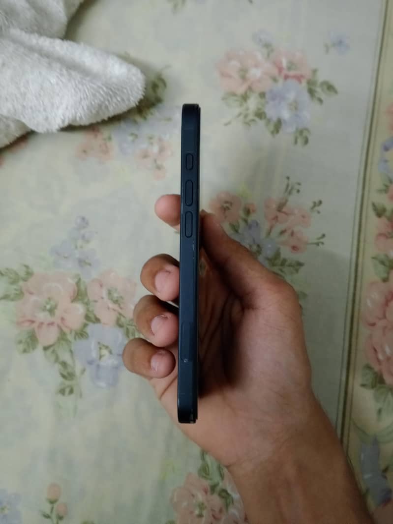 Apple iPhone 16e 3
