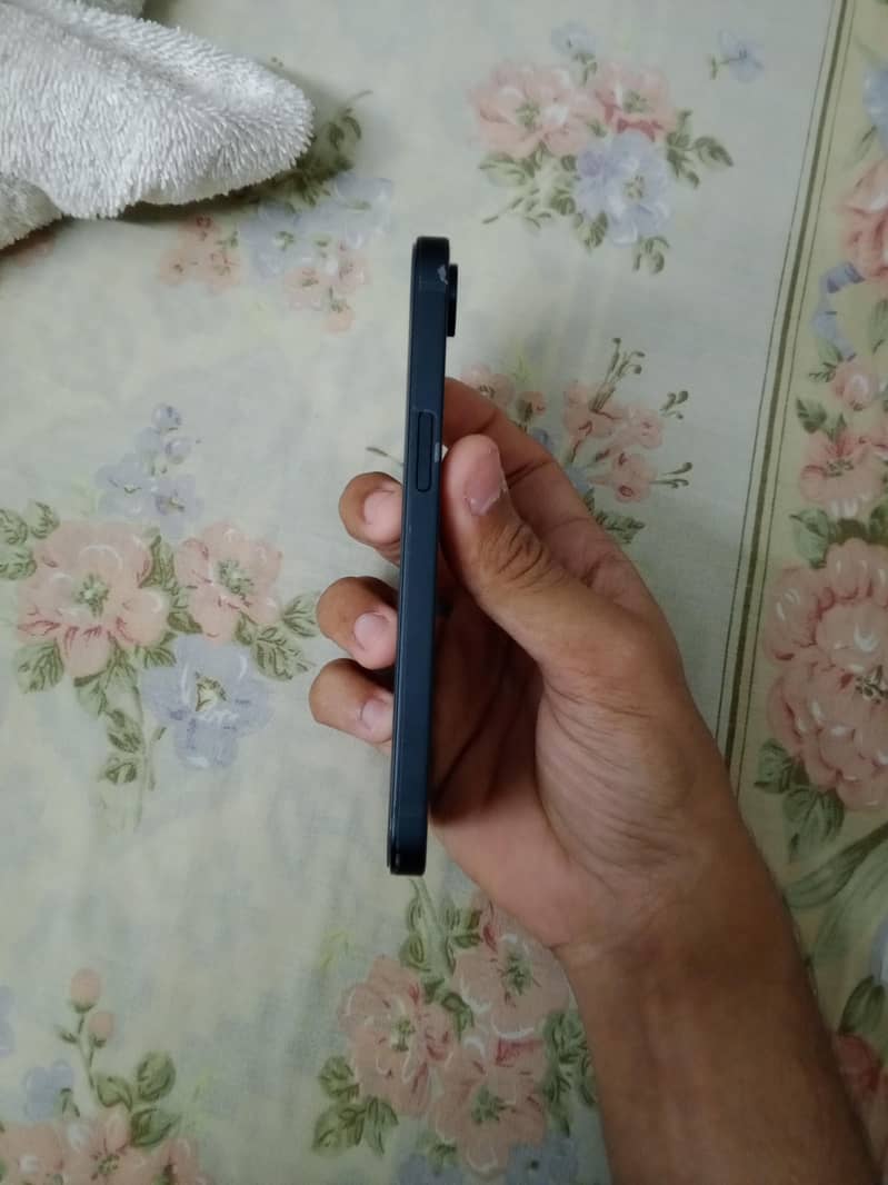 Apple iPhone 16e 4