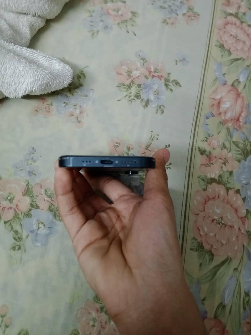 Apple iPhone 16e 5