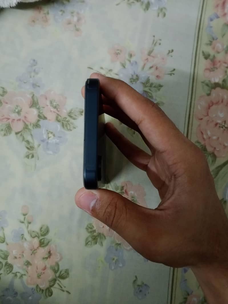 Apple iPhone 16e 6