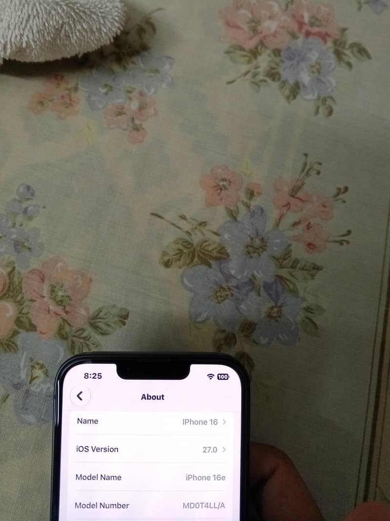 Apple iPhone 16e 7