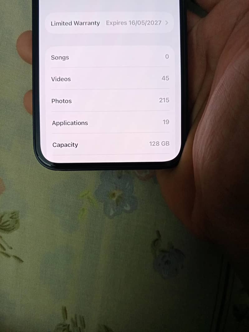 Apple iPhone 16e 8