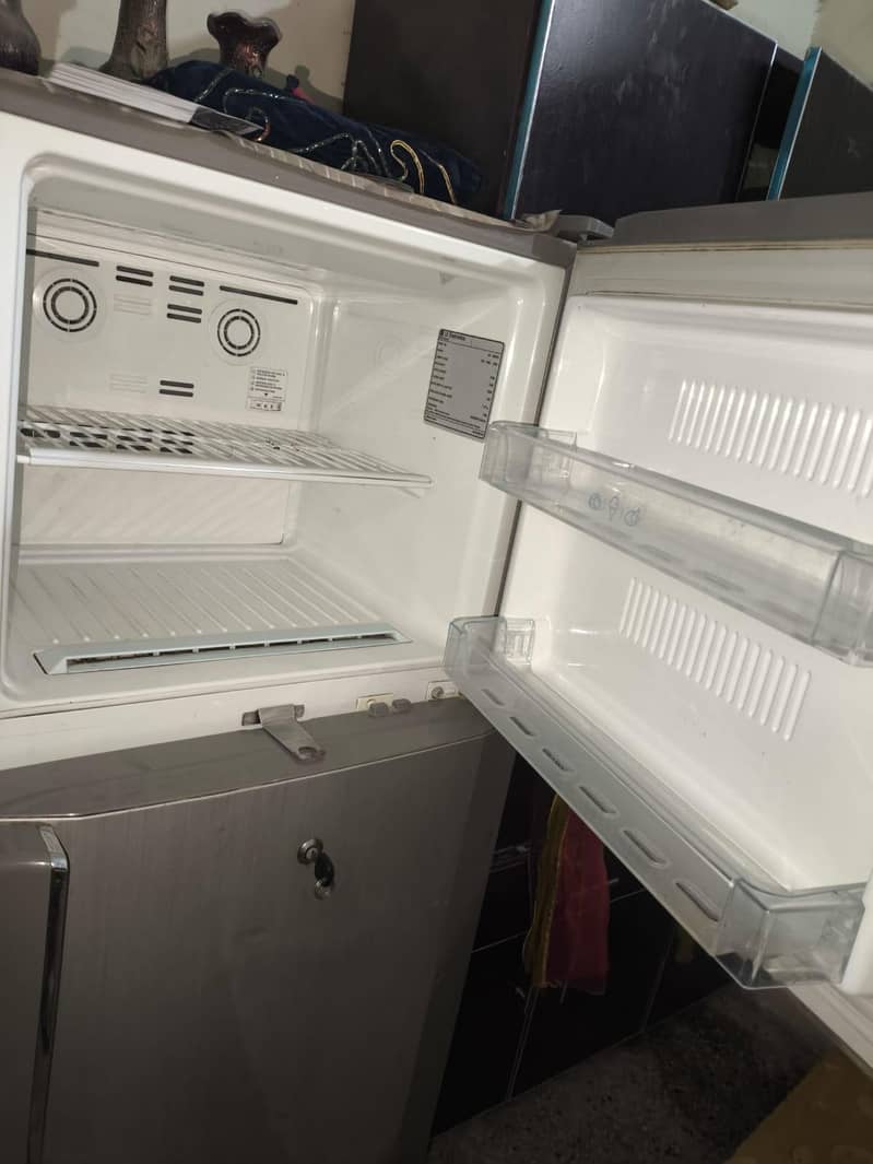REFRIGERATOR 4