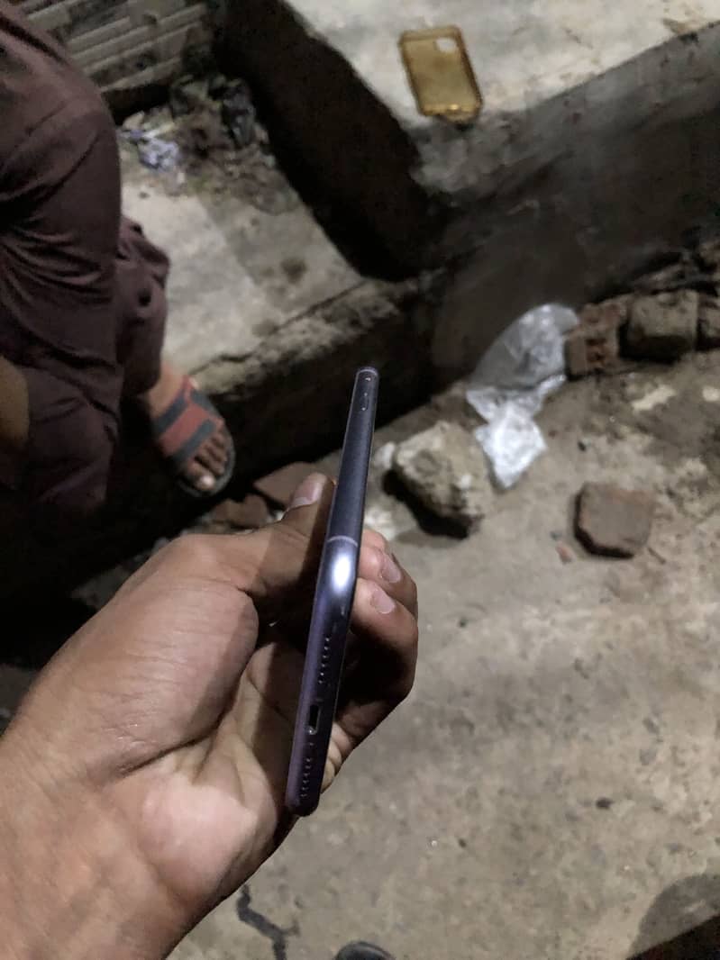Apple iPhone 11 4