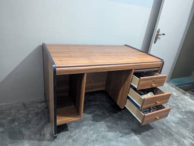 Computer table